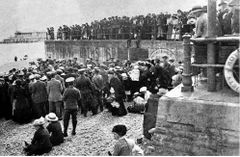 Recruiting-troops-for-the-5th-Royal-Sussex-White-Rock-Hastings-July-1915